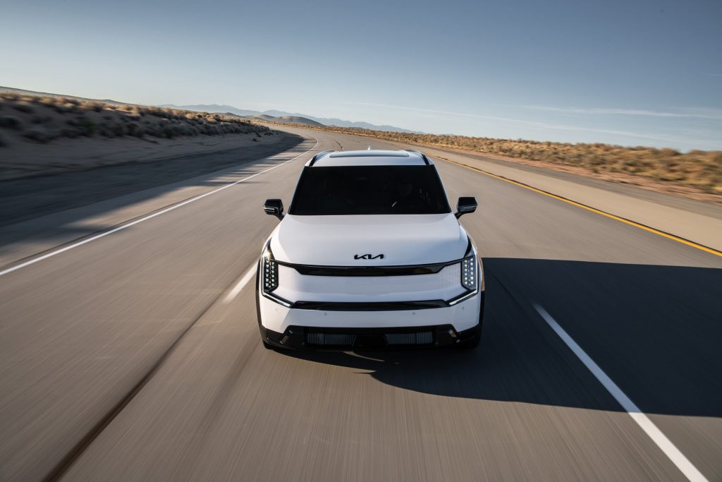 从实拍图中可以看到，暗夜版套件主要通过多处深色元素提升车辆的辨识度，包括前脸装饰条、侧裙饰件以及车尾细节均采用黑化处理，使整体风格更加冷峻。与这些细节搭配的是专属的20英寸黑色轮毂，使整车气质更具力量感。