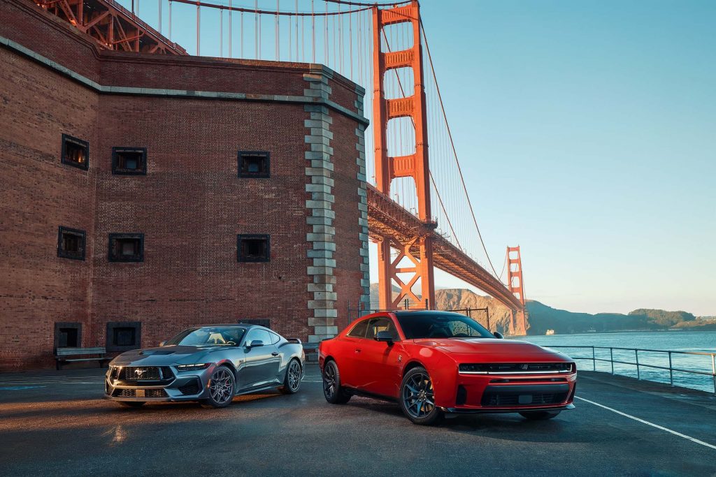 2026款道奇Charger Scat Pack与福特Mustang GT的外观表现展开，通过多角度实拍画面，呈现两款高性能双门车型在真实街头环境中的造型差异